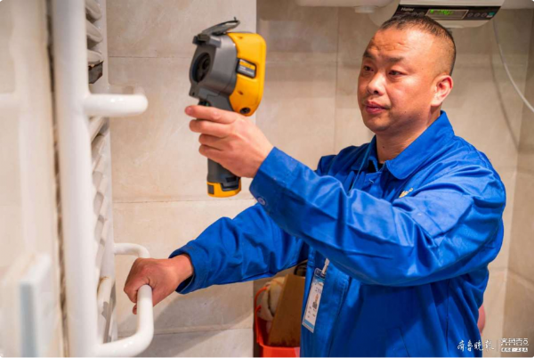 一天處理30多個供熱問題，他們有時一上午出不了一個樓棟